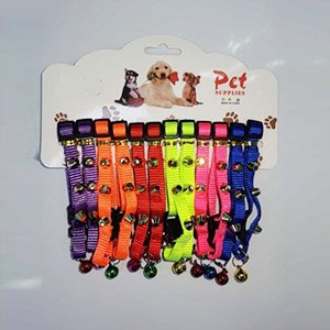 Collar con tachas metalicas
